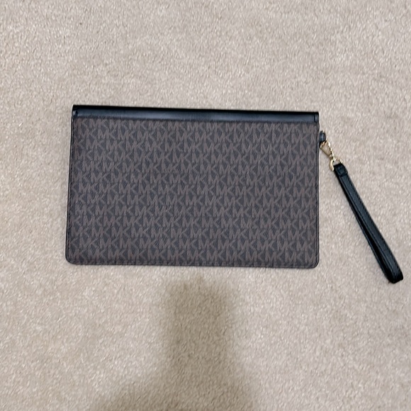 Michael Kors clutch with magnetic closure . Large enough to hold several items - Picture 2 of 5